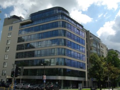 W Warszawie przerabiają biurowce na mieszkania. Ruszają z wielkimi przebudowami