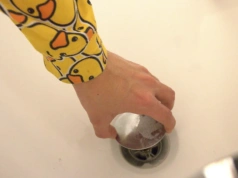 Ani soda, ani ocet. Hydraulik zdradza najskuteczniejszy sposób na zapchany odpływ w wannie