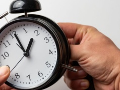 Zmiana czasu na letni w 2026 roku. Jedyny krótszy weekend, który cię ucieszy