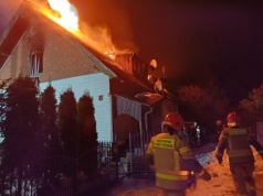 Tragiczny pożar budynku wielorodzinnego pod Piszem. Zginął 65-letni mężczyzna