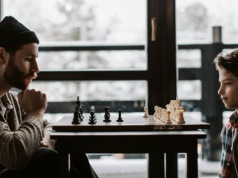 Oceny nie gwarantują sukcesu. Ojciec o tym, dlaczego dziś ważniejsze są kompetencje społeczne