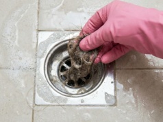 Nie soda i nie ocet. Nie chodzi nawet o chemię. Hydraulik robi coś innego