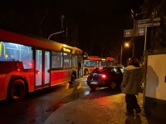 Kraksa z udziałem autobusu MZK. W środku kilkudziesięciu pasażerów