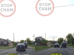 Uznał wyprzedzanie w tym miejscu za dobry pomysł. Przeszkodziło mu koło ciężarówki