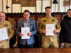 Mariusz Michalec i Dawid Kosidowski pod dokumentem. OSP Chojnice w KSRG do 2031 roku
