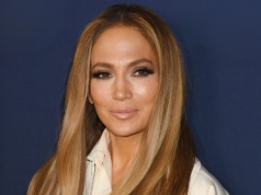 Slip dress w dwóch wersjach. J. Lo sięga po popularną sukienkę i udowadnia, że można ją nosić na wiele sposobów