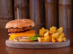 Wiemy, ile zarabiają kasjerzy w marketach. A tak wyglądają stawki w McDonald's, KFC czy Burger Kingu