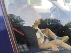 Zamknęła dzieci w aucie i zapomniała, gdzie zaparkowała. Ale nie to było najgorsze