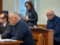 Elżbieta W. wygłasza mowę końcową. Mecenas Zbigniew K. czeka na swą kolej