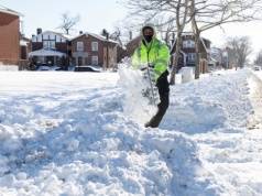 Historyczna śnieżyca paraliżuje USA. Tysiące lotów odwołanych, miliony bez prądu