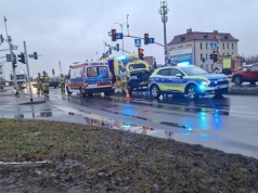 Dramatyczne chwile w Tychach. Samochód zderzył się z karetką przewożącą noworodka