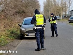 Policja skontroluje pasażera. Sprawdzi nie tylko trzeźwość