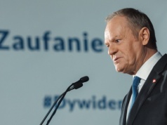 "Dotarło, zakute łby?". Tusk tłumaczy się ze swoich słów