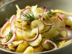 Z kiszonych robię sałatkę. Do pieczonego kurczaka lepsza niż ta z kapusty