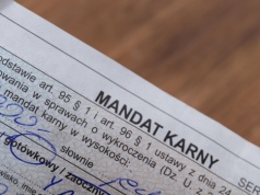 300 zł mandatu za używanie świateł automatycznych w aucie?