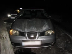 Nastolatek pod wpływem narkotyków prowadził samochód i uciekał przed policją. Zatrzymał się na betonowej zaporze