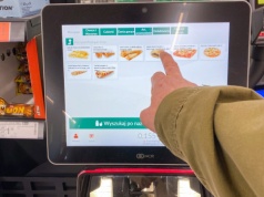 Irytuje cię "czekanie na pomoc" przy kasie samoobsługowej? Te proste triki przyspieszą zakupy