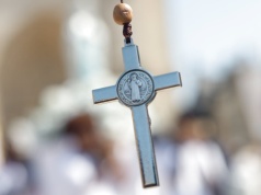 Liczba naruszeń wolności religijnej w Polsce spadła, ale rośnie brutalność i zuchwałość sprawców