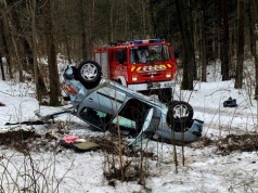 Groźne dachowanie na drodze krajowej. Za kierownicą 82-latek