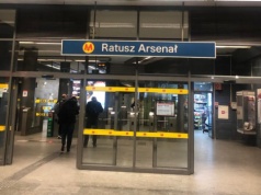 Nie działa jedyna winda na peron metra Ratusz Arsenał. "Przyszła pani i powiedziała, że może mnie wnieść"