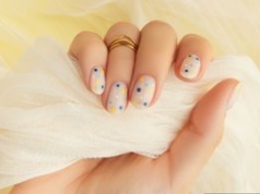 Ten manicure będzie hitem. Efektowne kropki wracają w wielkim stylu