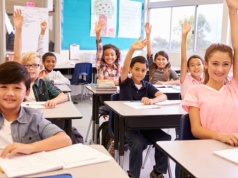 Sondaż dotyczący szkół w Illinois. Respondentów niepokoi finansowanie i obecność ICE