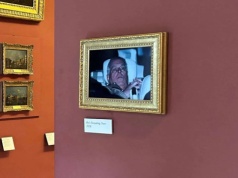 To zdjęcie byłego księcia obiegło cały świat. Trawiło nawet do... Luwru! Jak to się stało? WIDEO