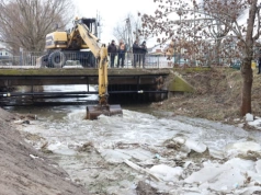 Zator lodowy na rzece Brok. Strażacy i ciężki sprzęt pracują przy ul. Jagiellońskiej