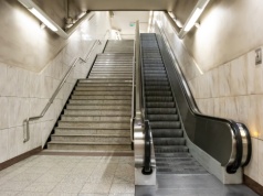 Awarie schodów ruchomych na stacjach metra. Które były wyłączone najdłużej?