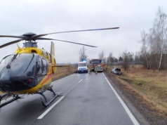 Strażacy na miejscu zastali wrak auta w rowie. Obok na jezdni makabryczny widok