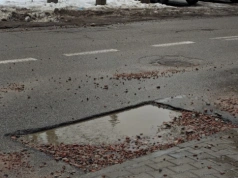 Drogi jak po wojnie. Polska po mrozach – katastrofa infrastruktury, samorządy bez pieniędzy, kierowcy na wojnie z dziurami!