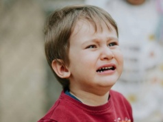 Dorośli wciąż usprawiedliwiają przemoc wobec dzieci. Ze śmiechem mówią o pasie i kablu