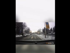 O włos od potrącenia. Piesza uciekła sprzed maski pojazdu w ostatniej chwili