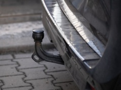 Neonowy detal przy zderzaku zaskakuje kierowców. Pełni funkcję, o której mało kto wie