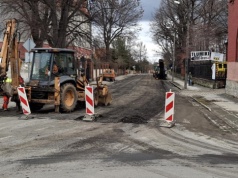 Wymieniają nawierzchnię na Niecałej