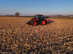 Jak technologia TIM, Kubota M7004 Premium KVT i rozsiewacz GEOSPREAD DSX-W wspierają wydajną pracę na wiosnę?