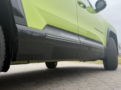 Zabrali Chińczykom argument o jakości wnętrza, dorzucili 200 mm prześwitu i oszczędny napęd. Nowy SUV Jeepa za 139 690 zł to materiał na hit