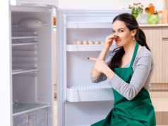 Lodówka brzydko pachnie? Włóż to do środka, a zapomnisz o problemie