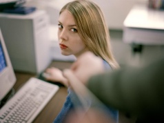 Eksperci od etykiety ostrzegają: te 7 nawyków sprawia, że współpracownicy od razu mają cię dość