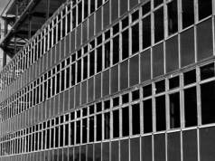 Gdzie stoi ten wielki gmach i kto w nim pracuje?