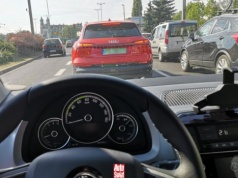 Wyłączanie silnika na światłach. Oszczędność? To tylko złudna oszczędność