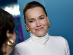 Lamparska w zabudowanej sukni. Gdy stanęła bokiem, błysnęły flesze