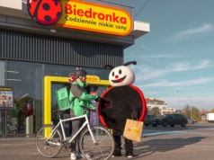 Koniec dźwigania zgrzewek. Biedronka i Uber Eats wchodzą do mniejszych miast