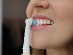 Ten nawyk szkodzi zębom. Stomatolog ujawnia skutki. "Po 40 latach nie wiem, czy da się oduczyć"