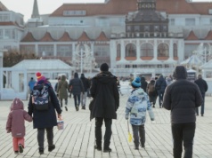 Władze polskiego kurortu mają dość. Auta turystów zalewają ulice. Zapłacą majątek za parkowanie