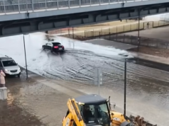 Woda ze Strugi Toruńskiej zalewała Bulwar Filadelfijski. Awaria utrudniała ruch pojazdów