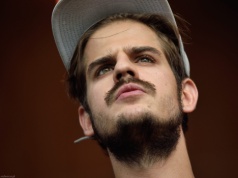 W 10 lat zmienił polską muzykę. Podbija rankingi popularności. Zaczynał jako copywriter