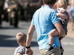 Nierówności zaczynają się przy narodzinach dziecka. Dlaczego urlopy rodzicielskie wciąż nie działają