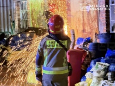 Pożar magazynu przy areszcie śledczym tuż obok lotniska Chopina