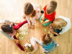 Pracownice żłobka w Des Plaines oskarżone o znęcanie się nad dziećmi